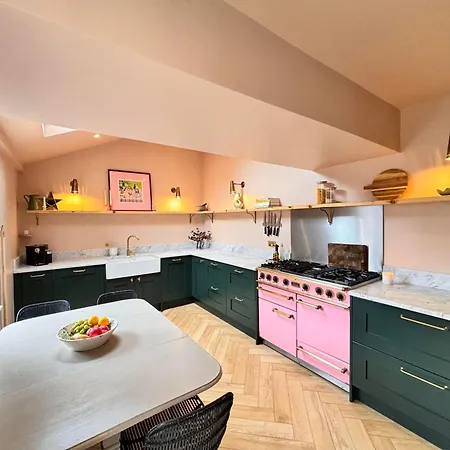 Stunning 5bed House With Cosy Outdoor Spaces * Leeds (West Yorkshire)
