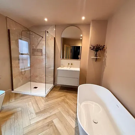 Stunning 5bed House With Cosy Outdoor Spaces * ليدز