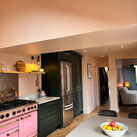 Stunning 5bed House With Cosy Outdoor Spaces شقة ليدز