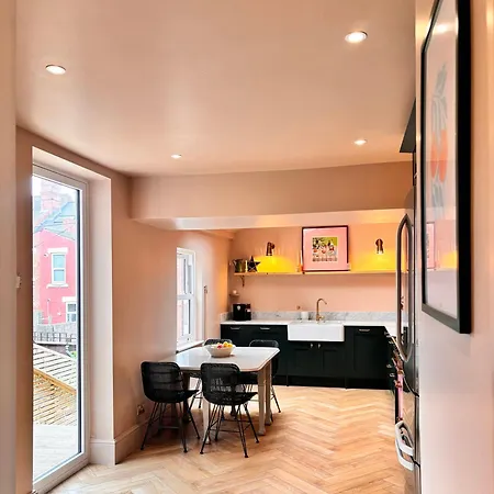 Stunning 5bed House With Cosy Outdoor Spaces ليدز